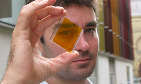 Vidrio fotovoltaico coloreado para producir electricidad