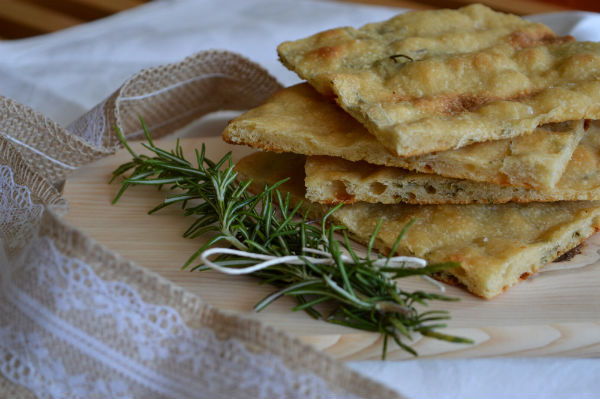Focaccia with rosemary, the recipe with sourdough and semolina flour