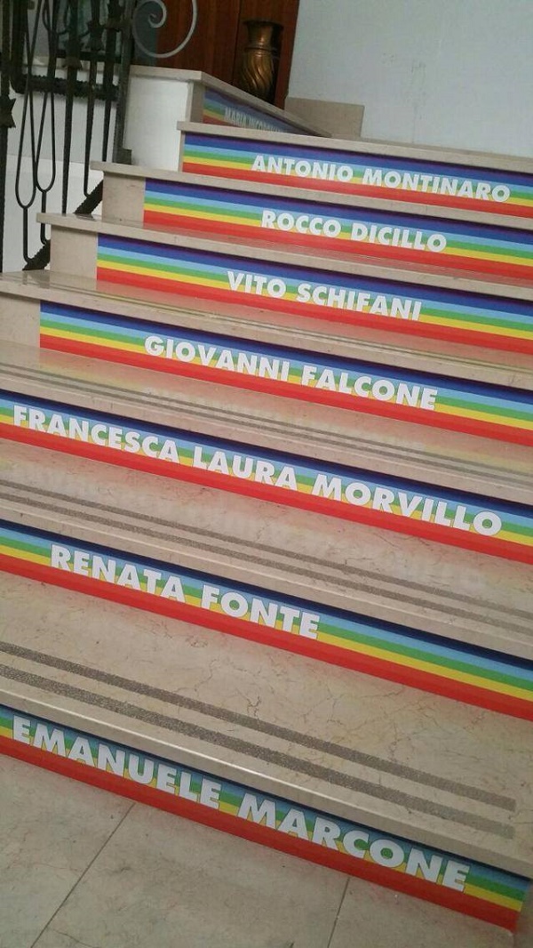 L'escalier de la légalité : chaque marche à la mémoire d'une innocente victime de la mafia (PHOTO)