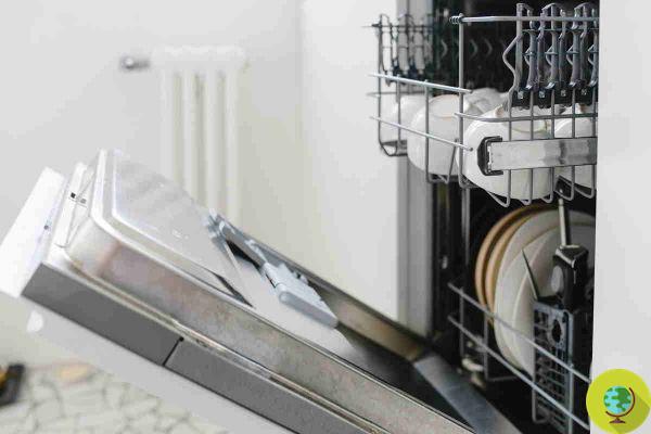 Limpe a máquina de lavar louça em 4 passos: como se livrar dos maus cheiros com esses truques