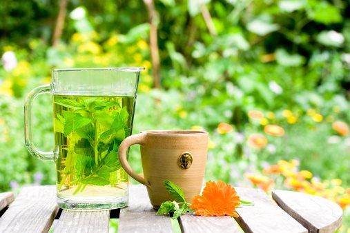 Chás de ervas e infusões de desintoxicação perfeitos para beber mesmo frio no verão