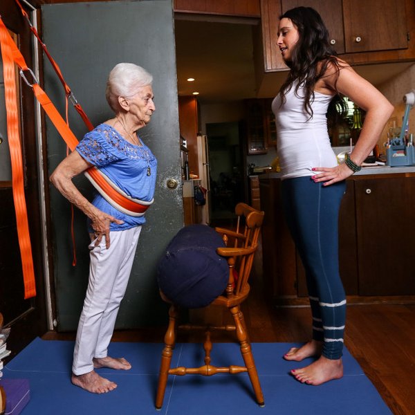 La abuela de 87 años que cambió su vida y mejoró su postura gracias al Yoga (FOTO y VIDEO)