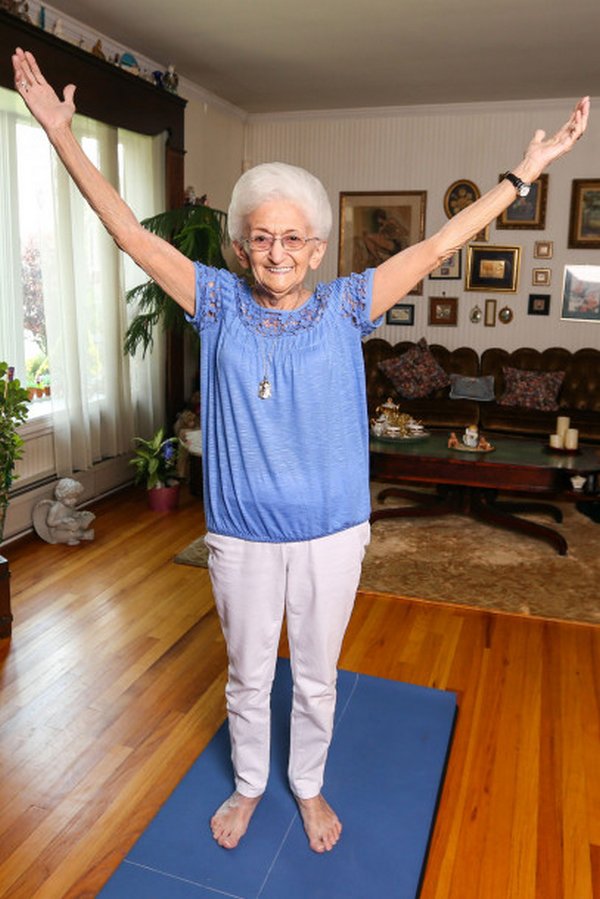 The 87-year-old grandmother who changed her life and improved her posture thanks to Yoga (PHOTO and VIDEO)