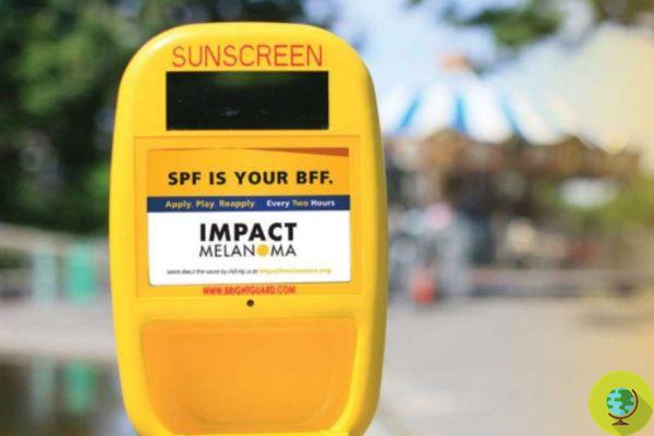 Instalan dispensadores de crema solar gratis en la playa, una idea genial