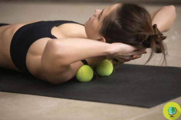 If you have back pain or sciatica try to relieve the pain with a simple trick (and ... a tennis ball)