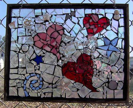 Broken glasses and cups: 10 ideas for the creative recycling of glass and ceramic fragments