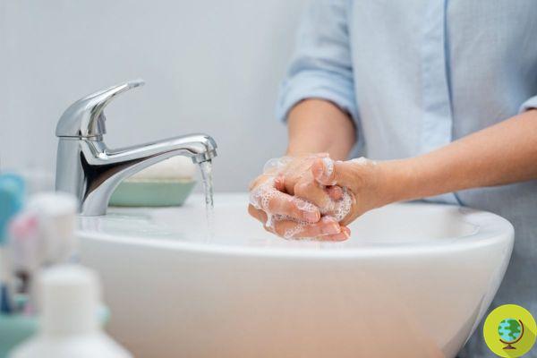 Physicists have discovered the perfect way to wash your hands to eliminate bacteria and viruses (including Covid)