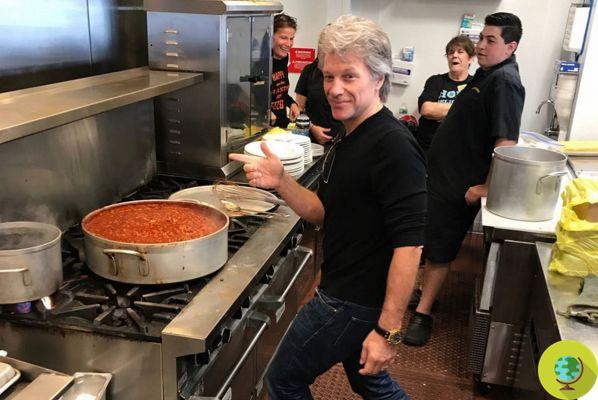Jon Bon Jovi abre un nuevo restaurante para ofrecer comidas calientes sin pagar a universitarios necesitados