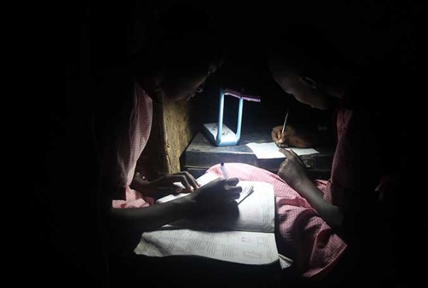 Las guerreras del sol: las mujeres masai que traen luz gracias a la fotovoltaica