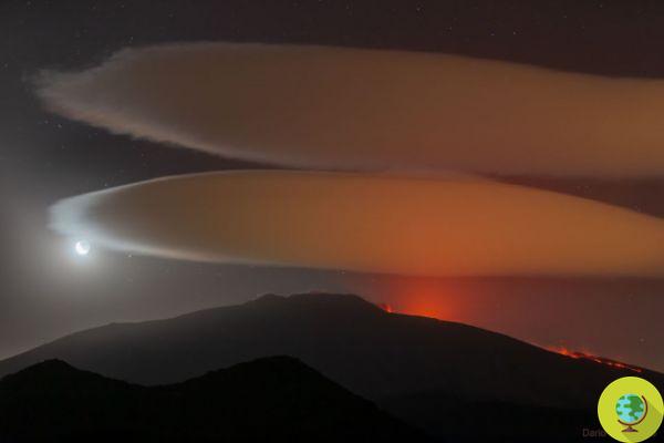 La espectacular foto de las nubes lenticulares del Etna iluminadas por la lava (y la luna)
