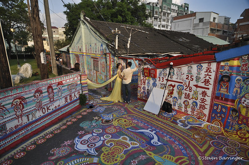 Rainbow Village: Aos 84 anos, salve o bairro das escavadeiras pintando todas as ruas com cores alegres