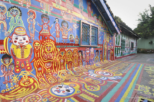 Rainbow Village: en 84, salva el vecindario de las excavadoras pintando cada calle con colores alegres