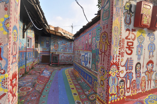 Rainbow Village: Aos 84 anos, salve o bairro das escavadeiras pintando todas as ruas com cores alegres