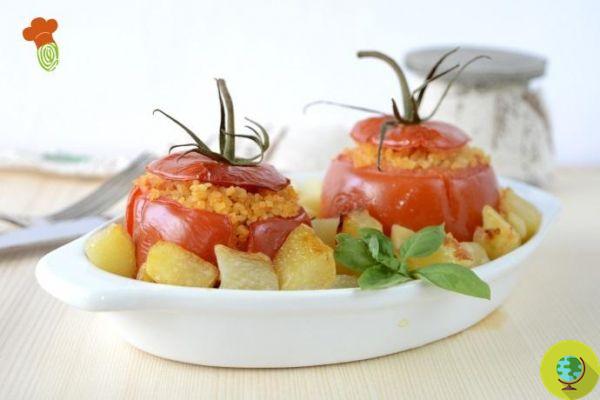 Tomatoes stuffed with turmeric flavored bulgur [vegan recipe]