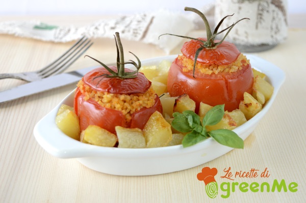 Tomates rellenos de bulgur aromatizados con cúrcuma [receta vegana]