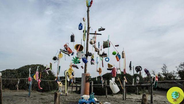 A Fiumicino, le sapin de Noël provocateur fait avec des déchets trouvés sur la plage