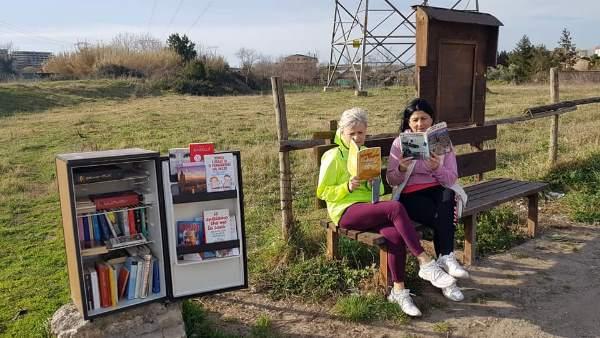 Livres : le premier FrigoBook de quartier démarre à Vitinia pour transformer les réfrigérateurs abandonnés en bibliothèques
