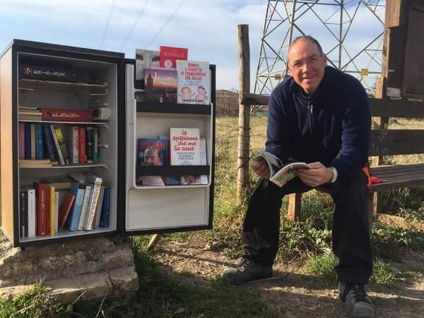 Livres : le premier FrigoBook de quartier démarre à Vitinia pour transformer les réfrigérateurs abandonnés en bibliothèques