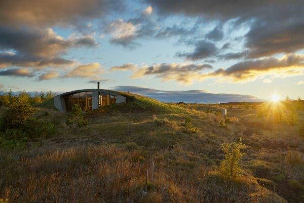 La casa con techo verde inspirada en la tradición de los vikingos (FOTO)