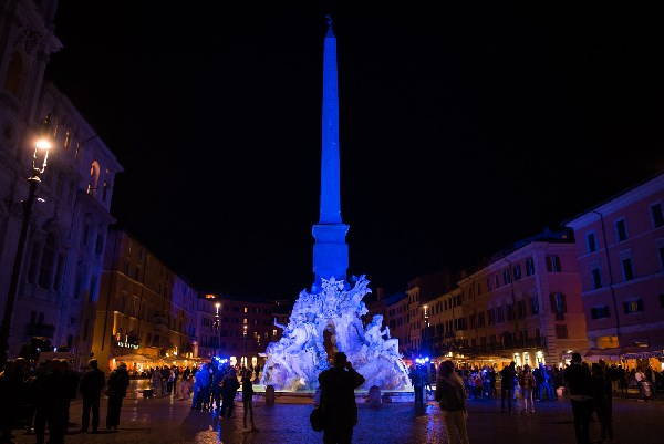Roma: las fuentes más hermosas se iluminan de azul para la Cumbre sobre el agua y el clima (FOTO)