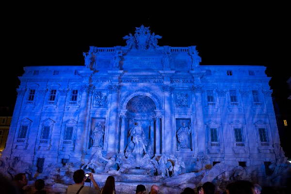 Roma: las fuentes más hermosas se iluminan de azul para la Cumbre sobre el agua y el clima (FOTO)