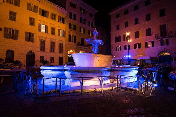 Rome: the most beautiful fountains light up blue for the Summit on water and climate (PHOTO)