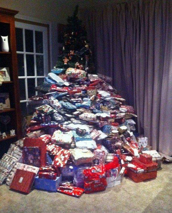 Folies de Noël : la maman qui a mis 300 cadeaux sous le sapin pour ses enfants (PHOTO)