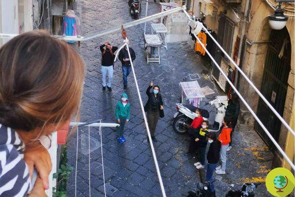 A professora leva a escola para os becos de Nápoles com o #Dab, ensinando nas varandas