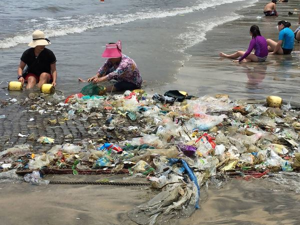 As imagens desconcertantes de resíduos plásticos no mar