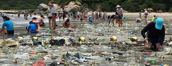 As imagens desconcertantes de resíduos plásticos no mar