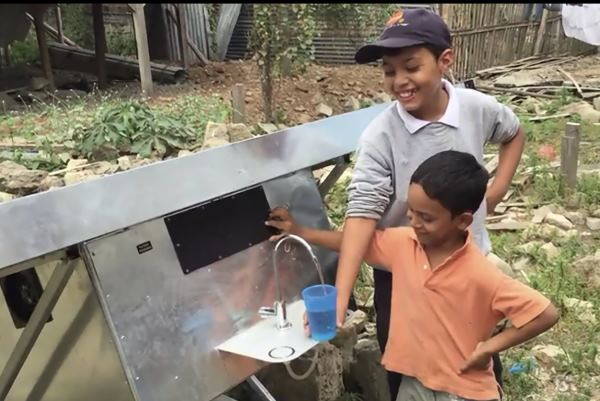 Hydropanels qui produisent 10 litres d'eau potable par jour à partir de l'air