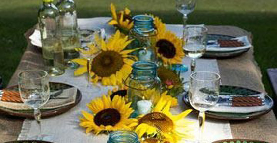 How to decorate the table with fruit and flowers
