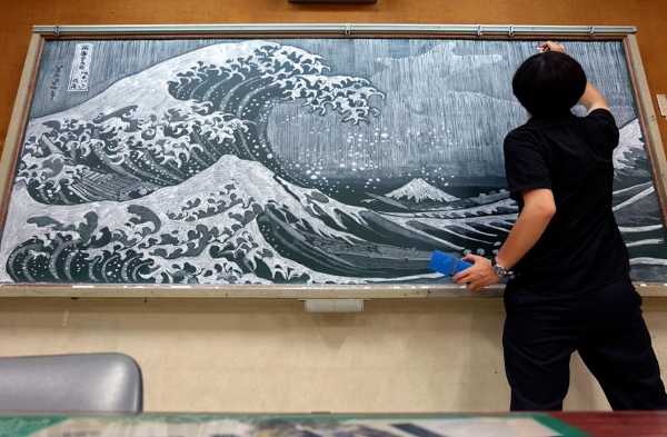 La maestra japonesa que convierte la pizarra en obras de arte (FOTO)