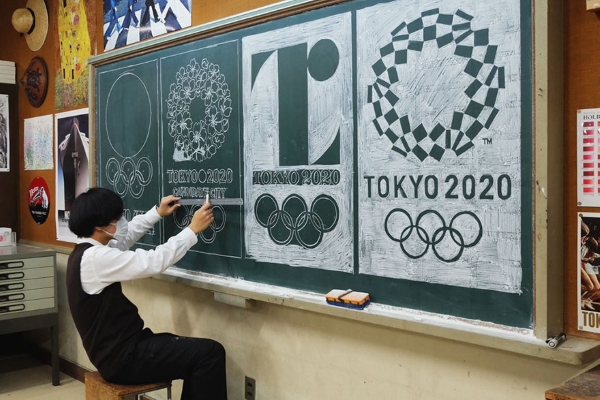 A professora japonesa que transforma o quadro-negro em obras de arte (FOTO)