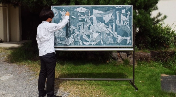 The Japanese teacher who turns the blackboard into works of art (PHOTO)