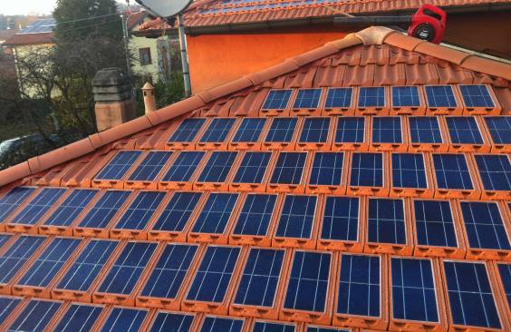 Tuiles photovoltaïques : comment transformer la maison en centrale électrique autonome