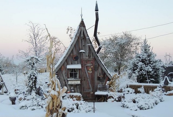 The extraordinary wooden houses inspired by Tim Burton's films (PHOTO)