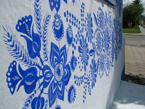 Avó artista que pinta flores nas paredes de sua aldeia (FOTO)