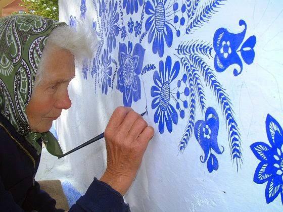 Abuela artista que pinta flores en las paredes de su pueblo (FOTO)