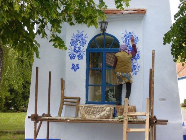 Abuela artista que pinta flores en las paredes de su pueblo (FOTO)