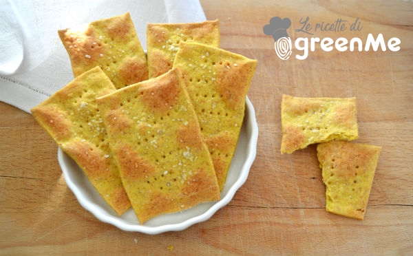 Yeast-free turmeric crackers