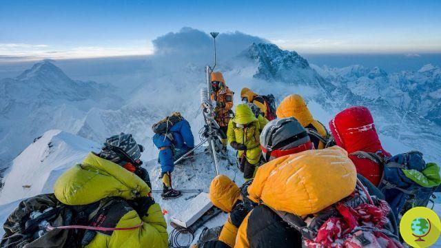 Installé une station météo au sommet de l'Everest, c'est la plus haute du monde