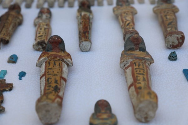 Segredos escondidos de uma tumba egípcia de 3 mil anos atrás revelados: arqueólogos abrem ao vivo (VÍDEO)