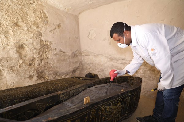 Hidden secrets of an Egyptian tomb from 3 thousand years ago revealed: archaeologists open it live (VIDEO)