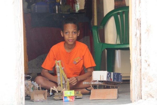 El niño dominicano que construye carros de juguete y juguetes con materiales reciclados (VIDEO)