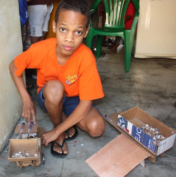 The Dominican child who builds toy cars and toys with recycled materials (VIDEO)