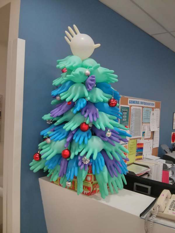 Décorations de bricolage de médecins et d'infirmières pour embellir Noël à l'hôpital