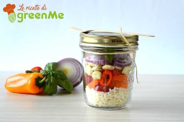 Salada de arroz em uma jarra com tremoços [receita vegana]