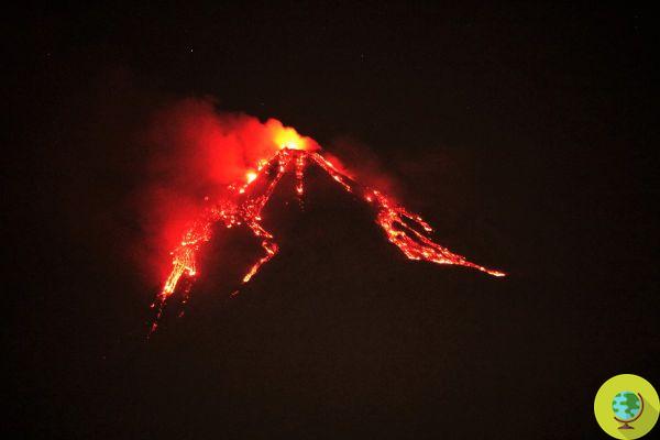 His Majesty Etna is back to show off with a breathtaking eruption