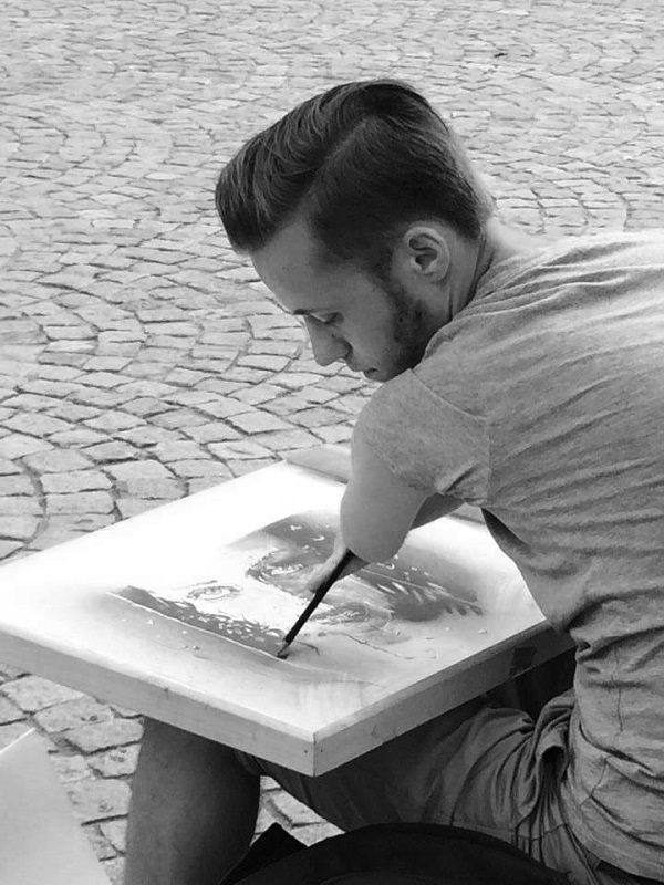 The intense and realistic works of a Polish artist born without arms (PHOTO)